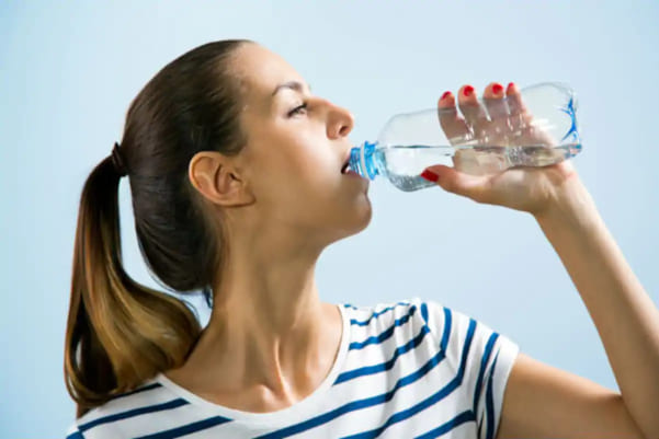uống nhiều nước cùng một lúc không tốt